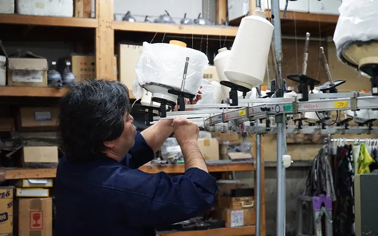 nitorito – Craftsman setting up a circular knitting machine