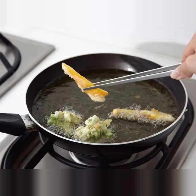 Saibashi tongs frying tempura in oil