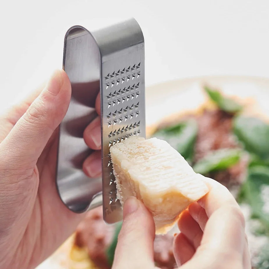 Grating hard cheese over a salad with Oros Handy