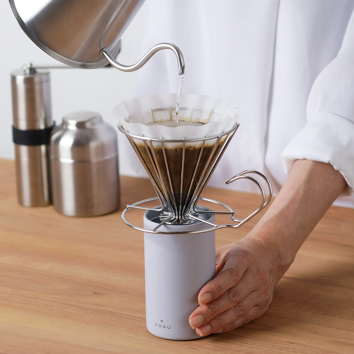 Brewing pour-over coffee directly into the mug bottle
