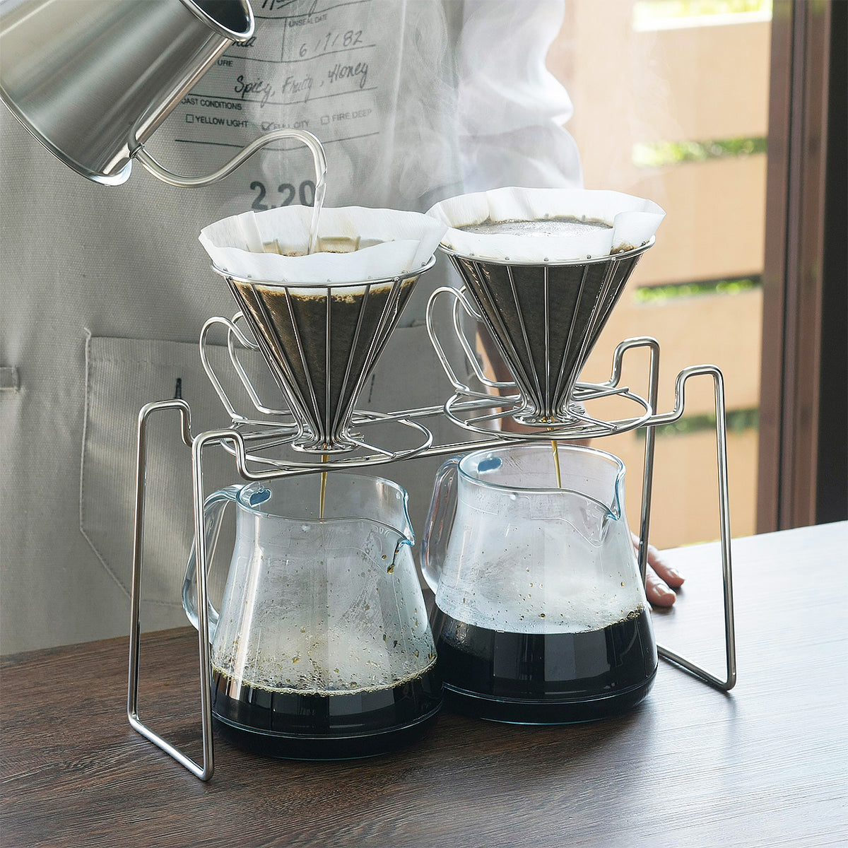 Brewing two pour-overs at once on the double dripper stand