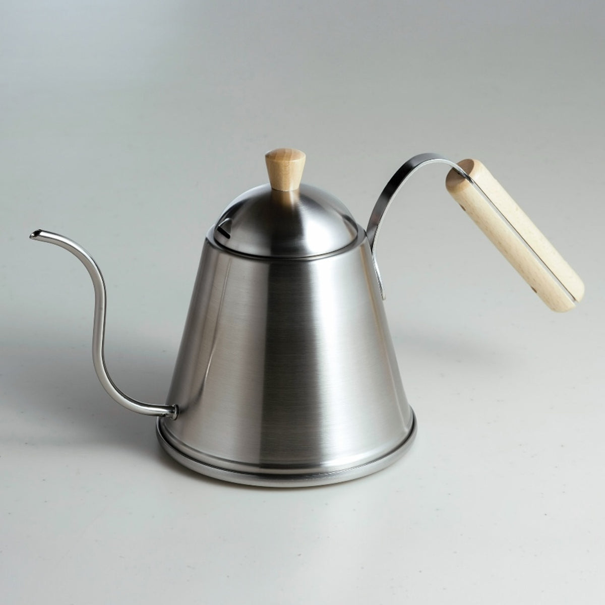 ITTEKI drip pot with natural wooden handle and knob, side view