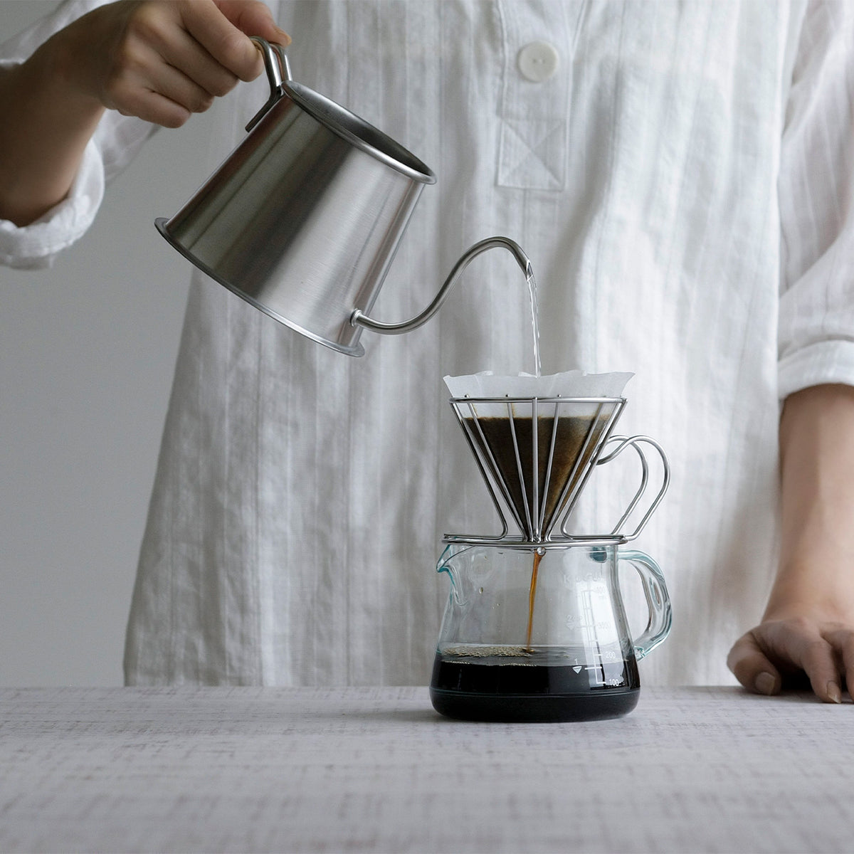 Pour-over brewing into a server with the wire dripper