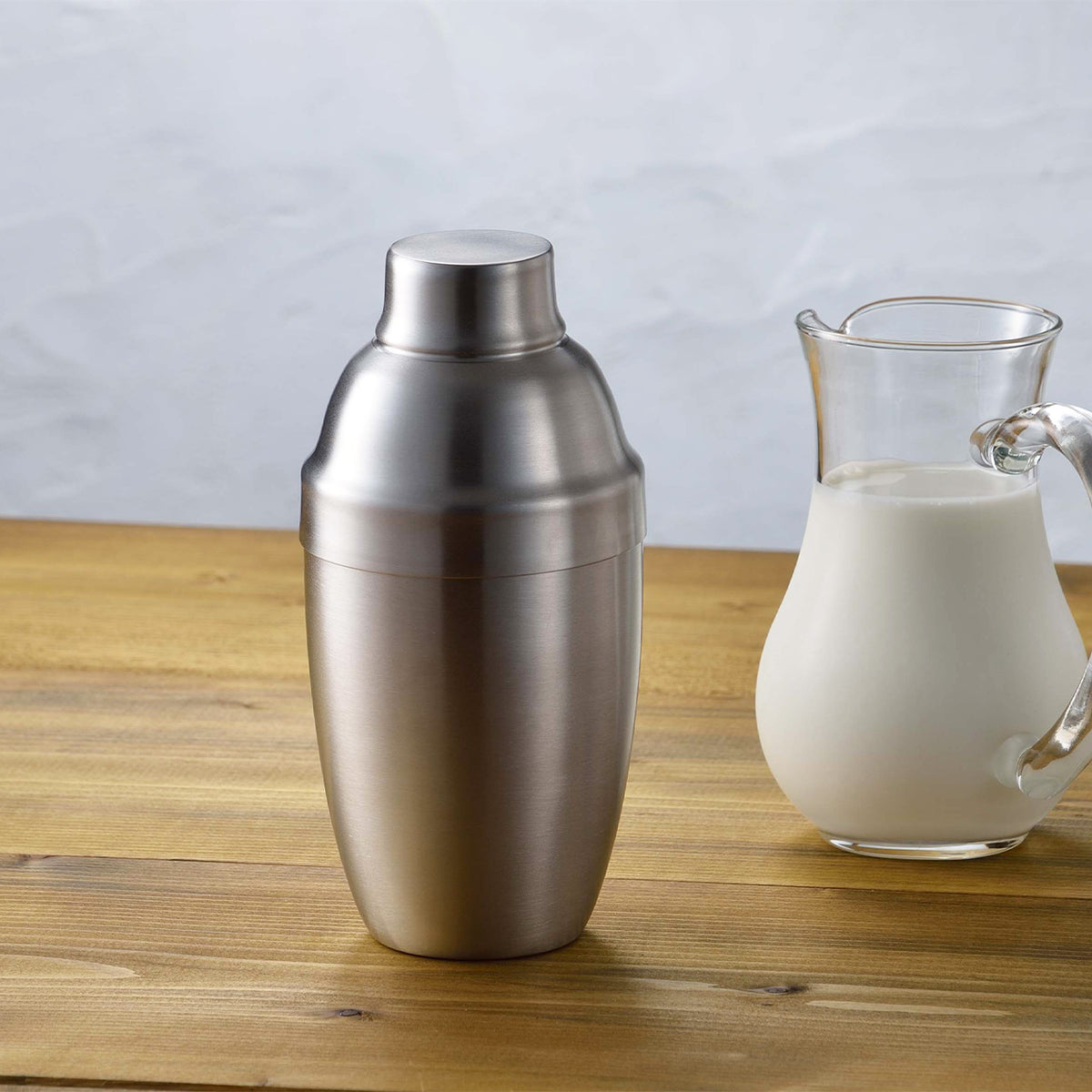Shake de Latte with a jug of cold milk