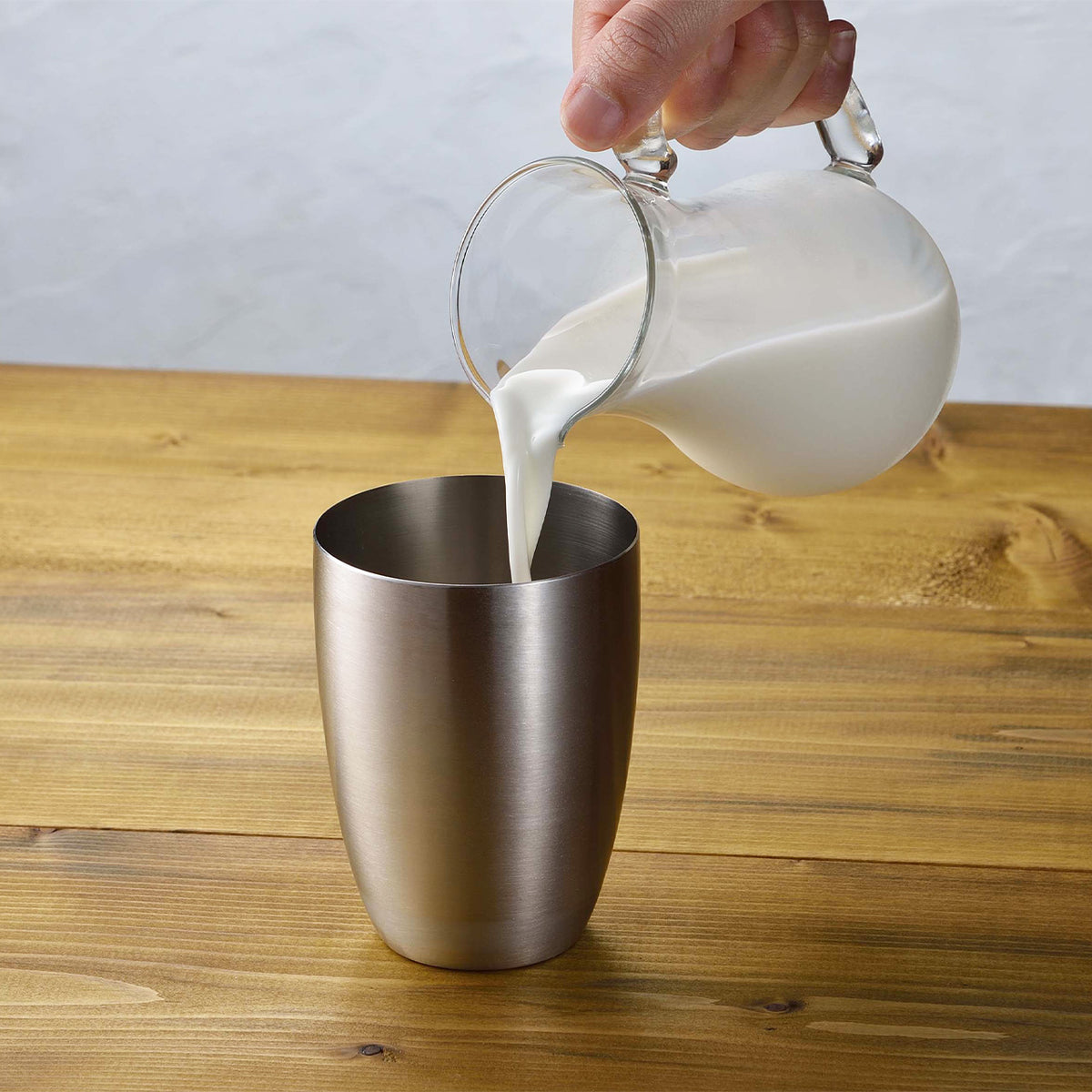Pouring cold milk into the Shake de Latte