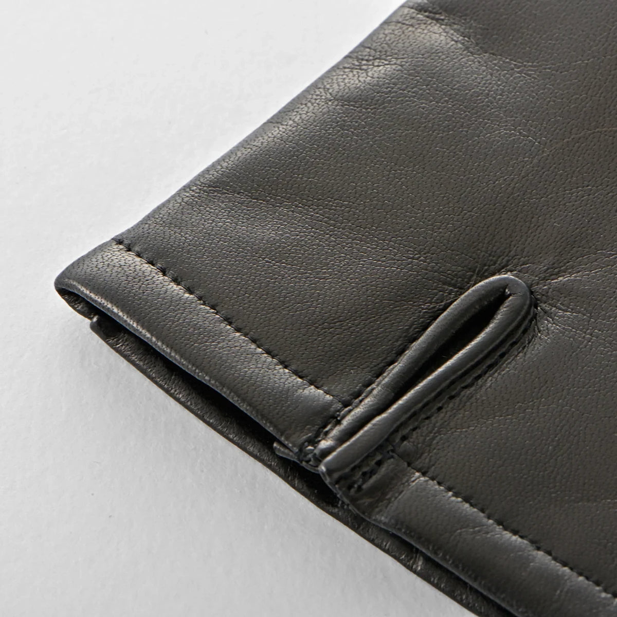 Wrist detail of Kuroda men’s leather gloves