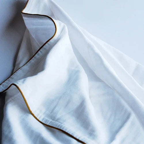 Close-up of the 5-layer gauze towel with gold piping