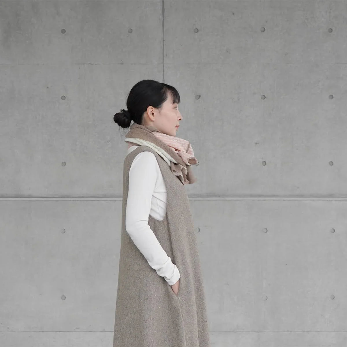 Beige sora wool snood, detail of the color gradation
