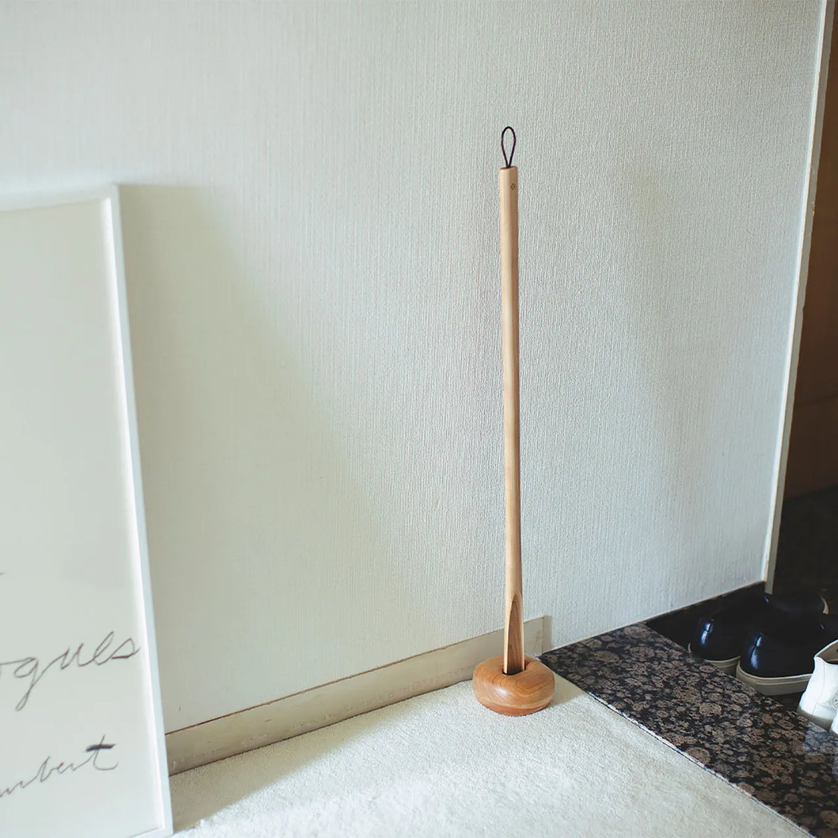 Birch shoehorn standing in an entryway #Color_Birch