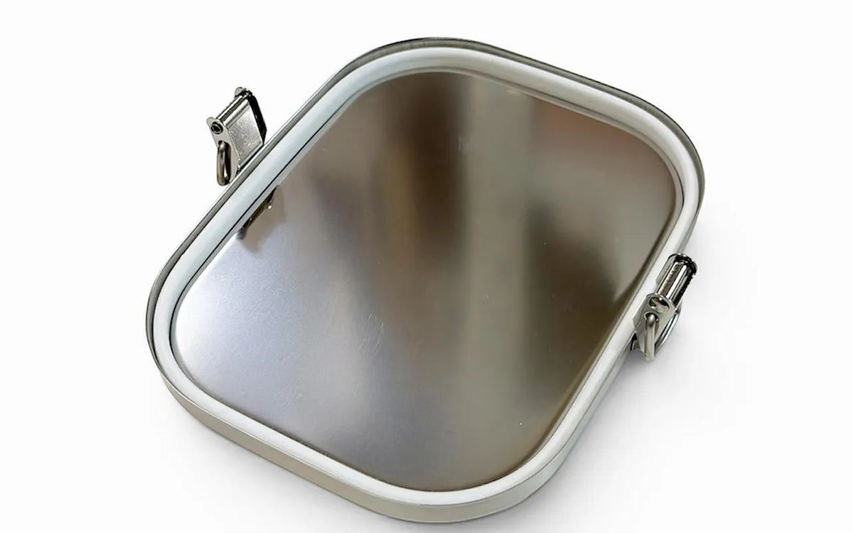 Lunch box lid with silicone seal and clips