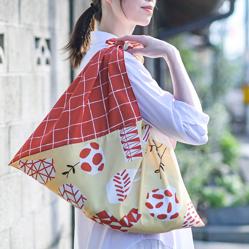 Woman carrying the AZUMA bag in Vase Orange on her shoulder #Pattern_Vase Orange