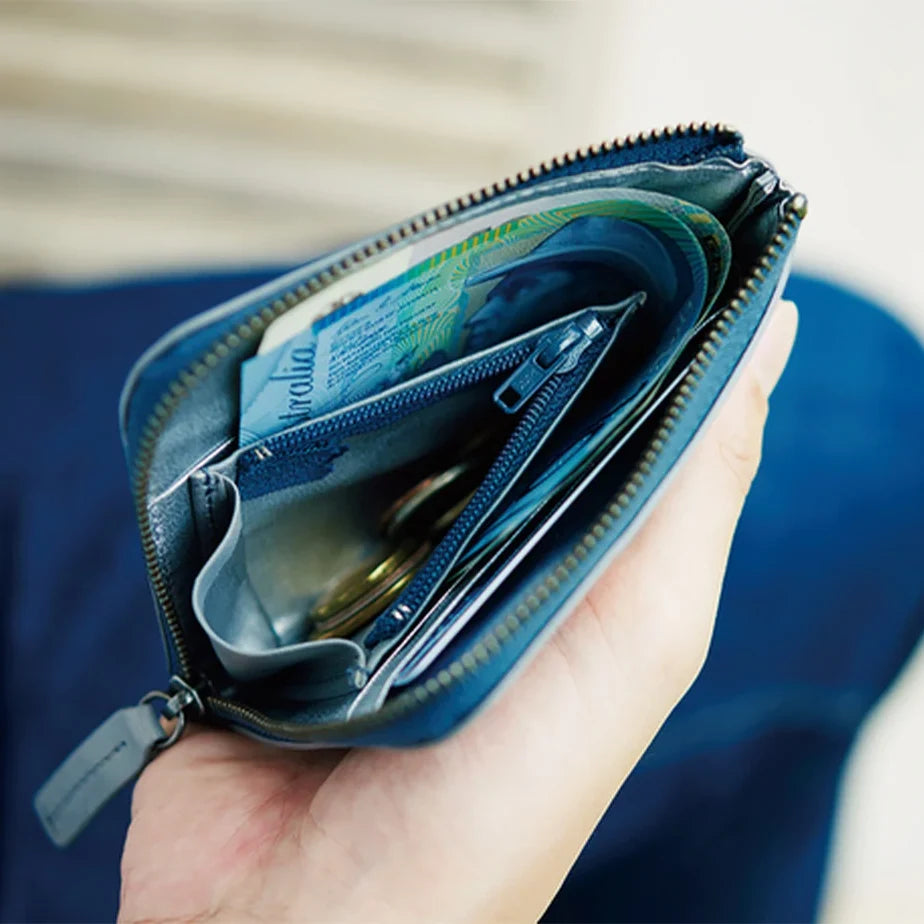 Opening the hmny compact wallet in hand