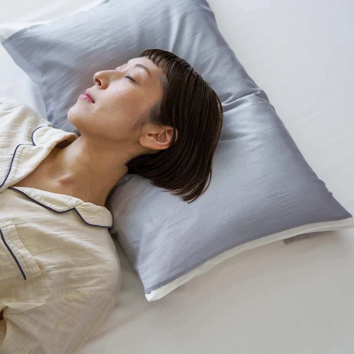 Sleeping on the Joshu Kinuya silk pillowcase in gray #Color_Gray