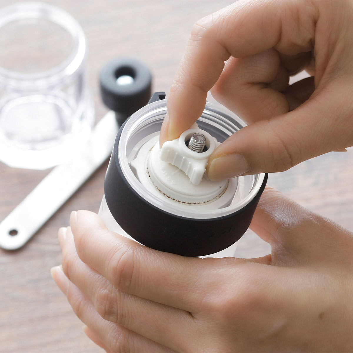 Adjusting the ceramic burr of the coffee mill