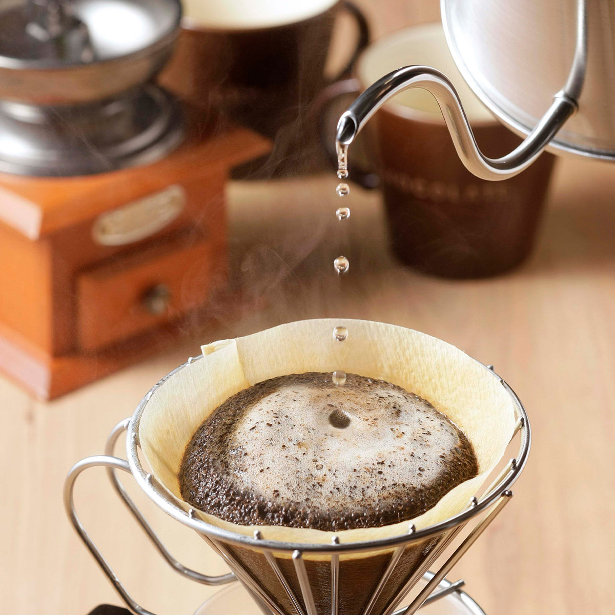 Pouring drop by drop over coffee grounds with the ITTEKI drip pot