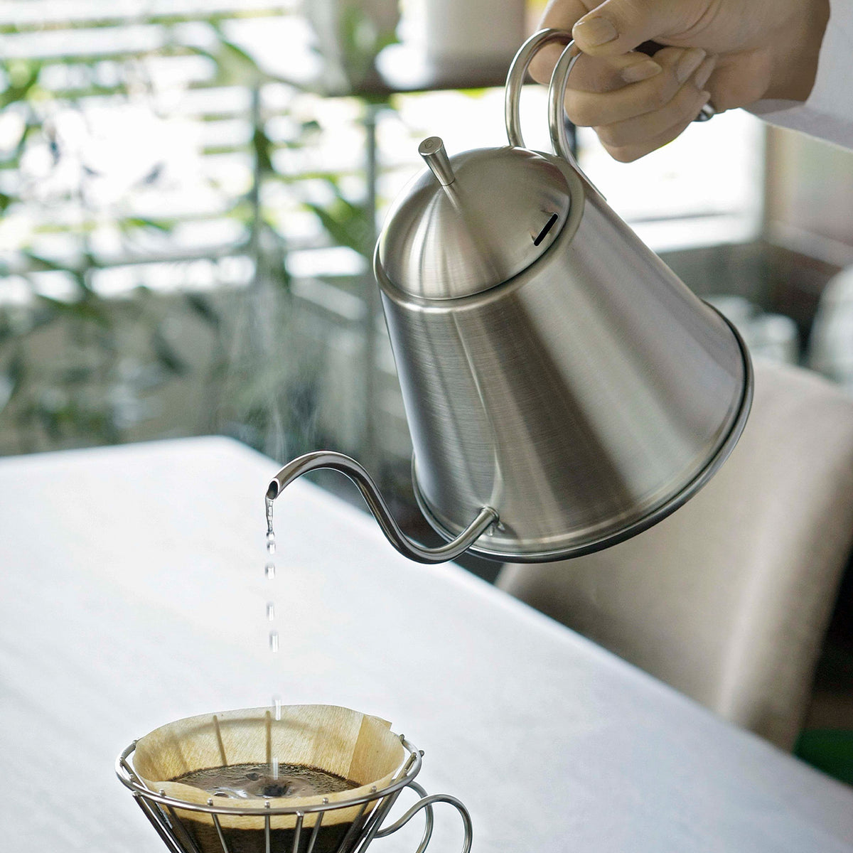Pouring hot water from the ITTEKI drip pot into a dripper