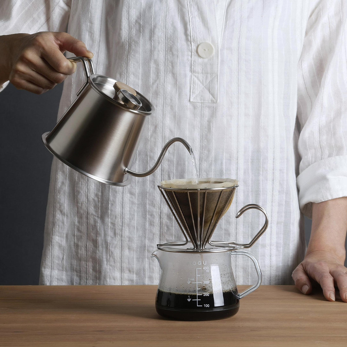Brewing coffee into a glass server with the wire dripper