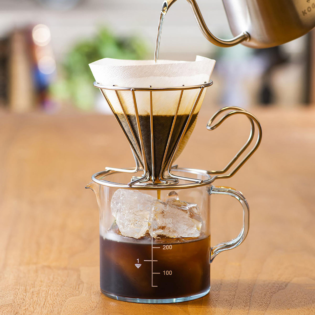 Coffee brewing into the 300 ml server