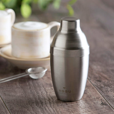 Shake de Latte stainless shaker next to a latte