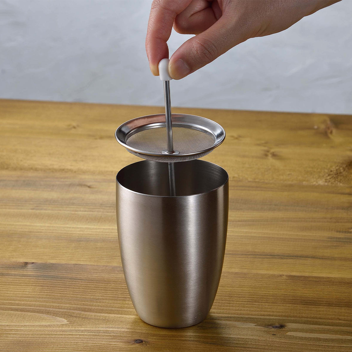 Setting the mesh rod inside the Shake de Latte