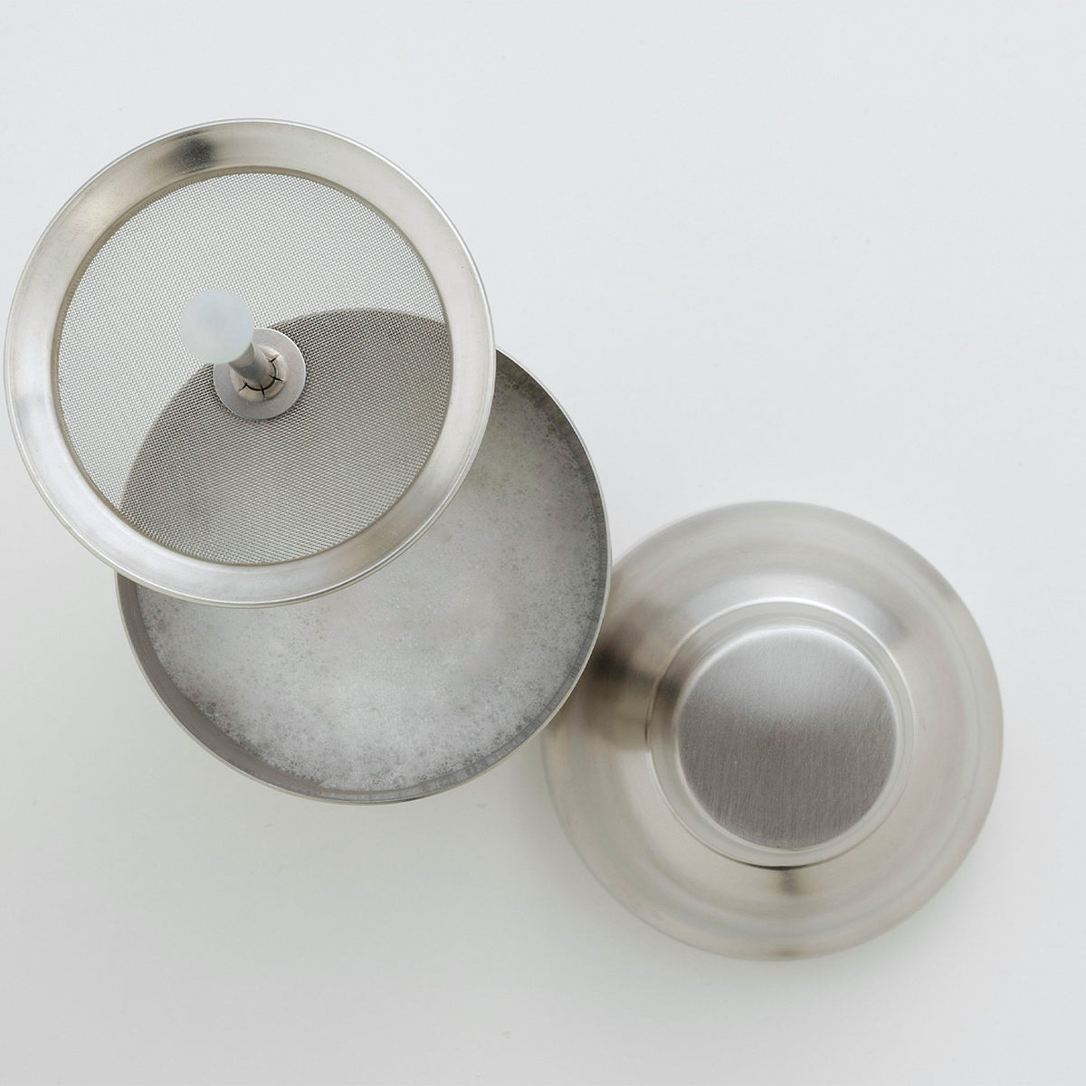 Shake de Latte parts: lid with mesh rod and container