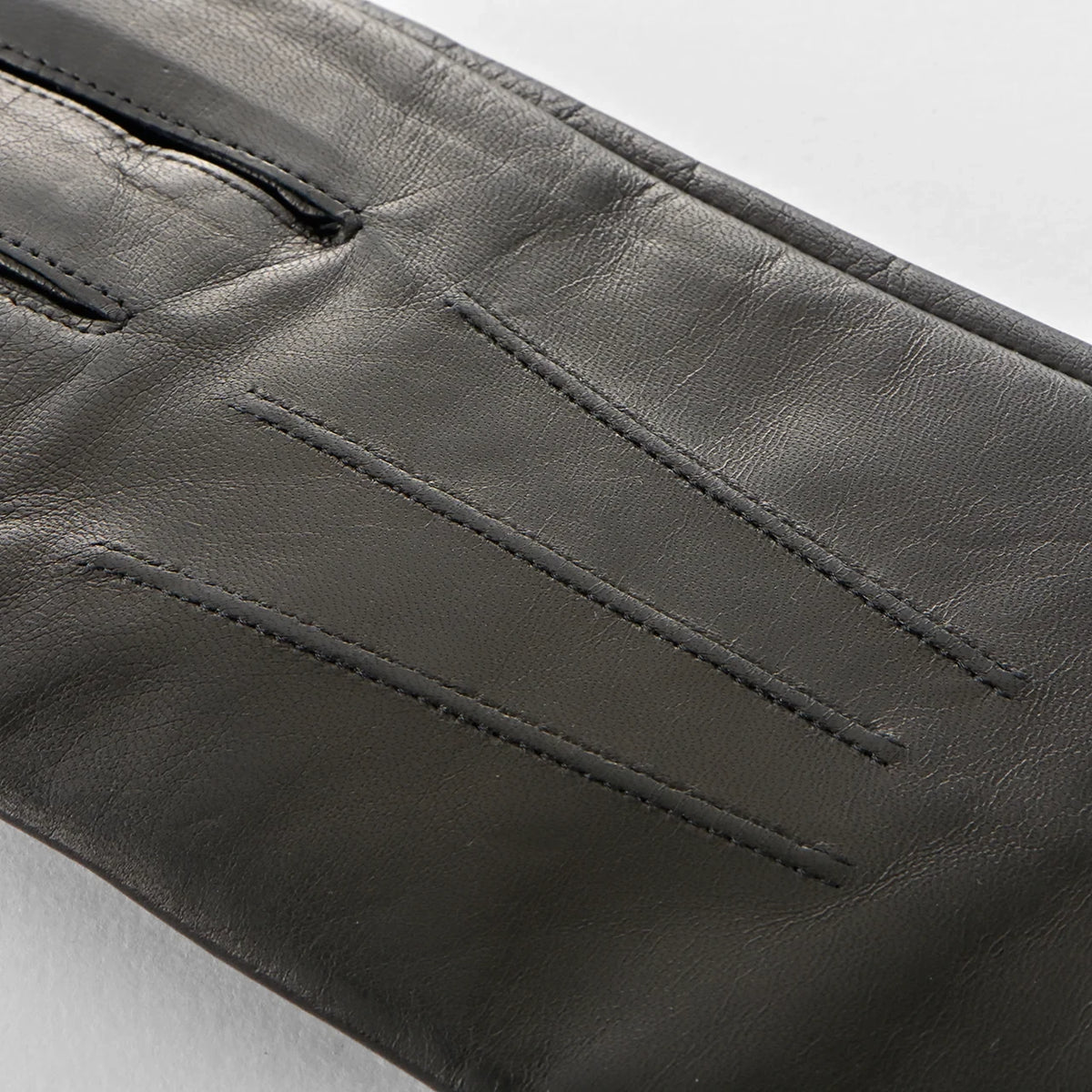 Fine stitching on Kuroda men’s leather gloves