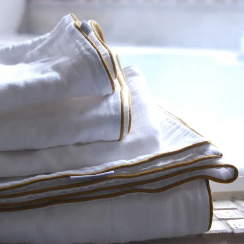 Kyo-Wazarashi 5-layer gauze bath and face towels in the bathroom