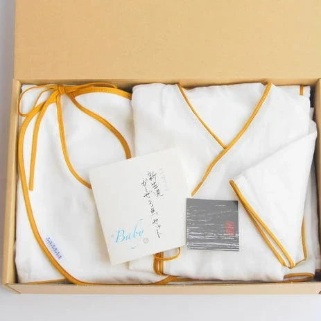 Coffret naissance en gaze, 3 pièces (serviette de bain, bavoir & robe de bébé) – Kyo-Wazarashi