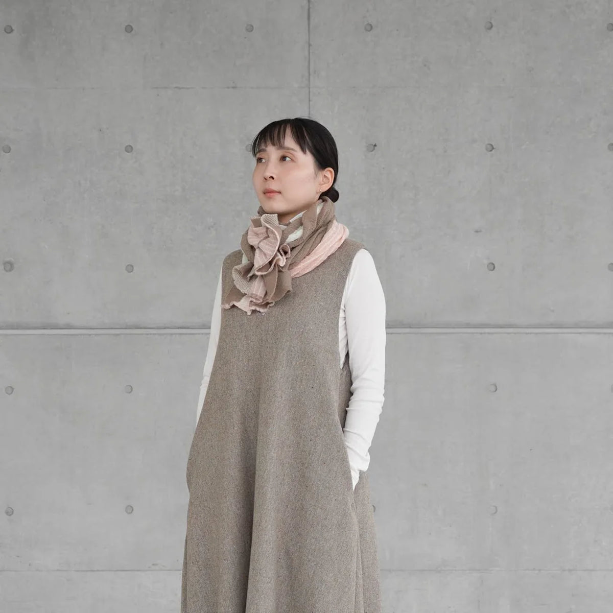 Beige sora wool snood, detail of the color gradation