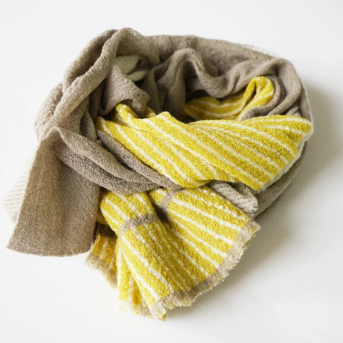 Gray sora wool snood, detail of the color gradation