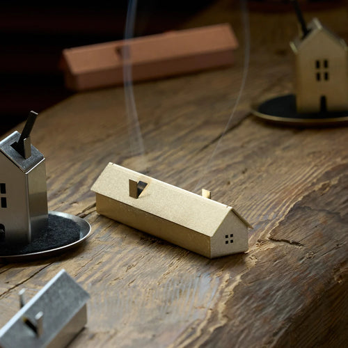 Incense House Long: Räucherstäbchenhalter aus gefaltetem Metall | AYASE MONOZUKURI KENKYUKAI