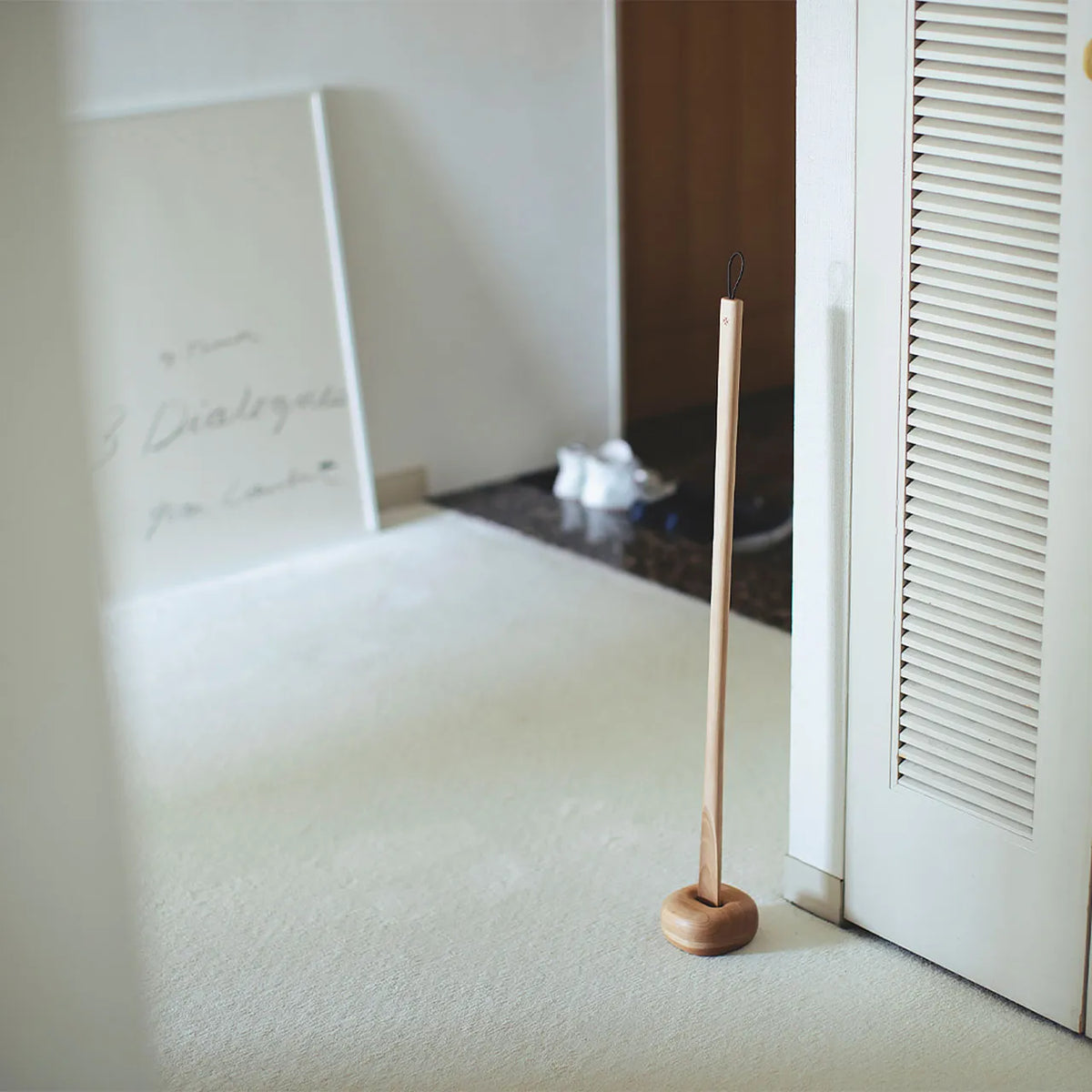 Birch shoehorn by a closet door #Color_Birch